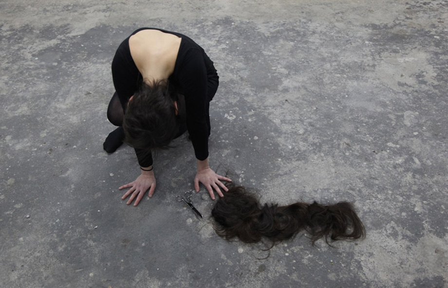 Elana Katz, AUF MEIN SHEITEL Performance, 2012