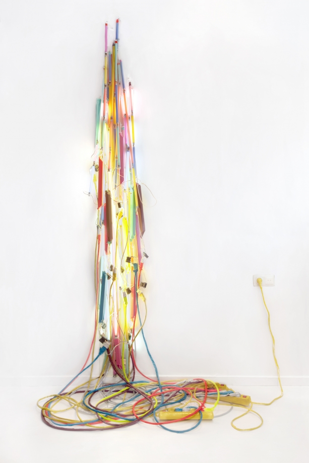 Marleen Sleeuwits, object no. 5, tubelights, tierips and tape, 42 x 18 x 220 cm, unique, courtesy FeldbuschWiesner Galerie
